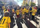 Los Dragones, el equipo de fútbol de Lavapiés, cortan una calle del centro de Madrid como protesta: “Queremos nuestro campo”