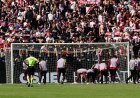 El Comité de Disciplina sanciona al Rayo con un cierre parcial de Vallecas por el lanzamiento de objetos en el partido contra el Athletic