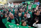 Unos 3.000 profesores llevan su protesta a la Asamblea de Madrid para reclamar una negociación