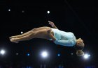 Rebeca Andrade, tricampeona mundial de salto ante la mirada de Simone Biles