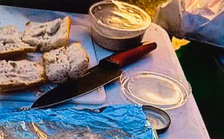 El Ayuntamiento presenta una foto de un cuchillo junto a pan y hummus como prueba del peligro de la acampada de Sol