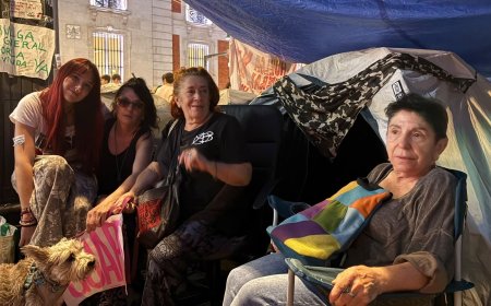 Tres amigas, del 15-M a la acampada por la vivienda: “Llevamos toda la vida en la calle”
