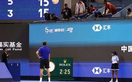 Un pelotazo a un aficionado le cuesta la descalificación a Medvedev en su pulso con Djokovic en Pekín