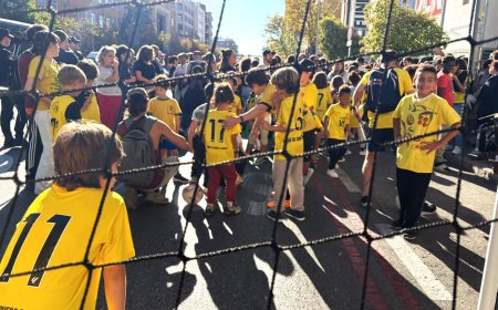 Los Dragones, el equipo de fútbol de Lavapiés, cortan una calle del centro de Madrid como protesta: “Queremos nuestro campo”