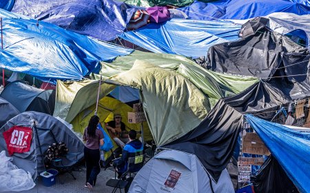 La vida en la acampada de Sol, una ciudad espontánea en el corazón de Madrid donde Ayuso dice que hay “terrorismo”