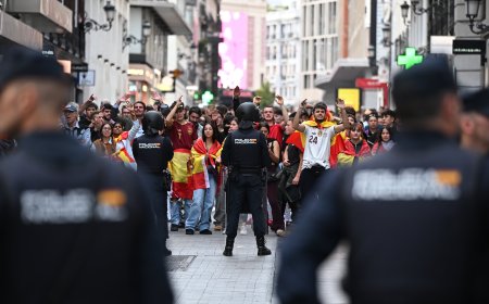 Jornada de tensión en la acampada de Sol por el asalto de grupos ultras: “Rojo muerto, abono para mi huerto”