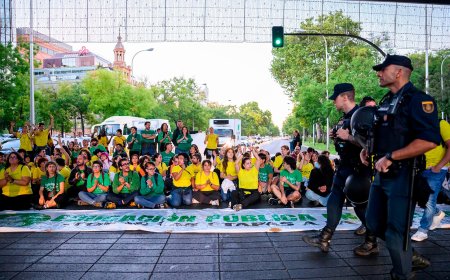 La huelga indefinida del profesorado en Madrid comienza con el corte de la Castellana y piquetes en la puerta de los centros