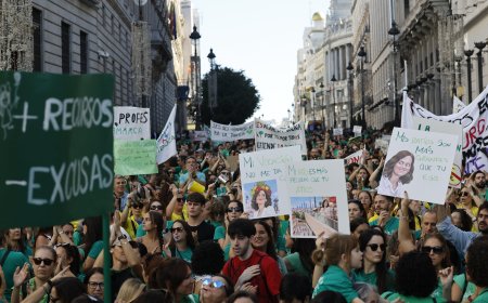 Alto seguimiento, cánticos contra Ayuso y cargas en la primera jornada de huelga del profesorado en Madrid