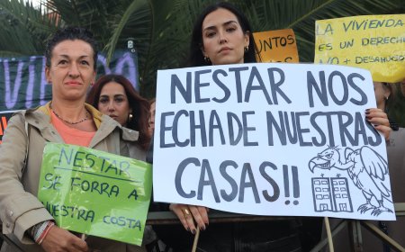 Fátima y sus vecinos respiran con  una prórroga del fondo buitre que les echaba de sus casas de protección oficial