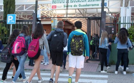 Un instituto de Madrid expulsa a tres estudiantes en represalia por un artículo de EL PAÍS