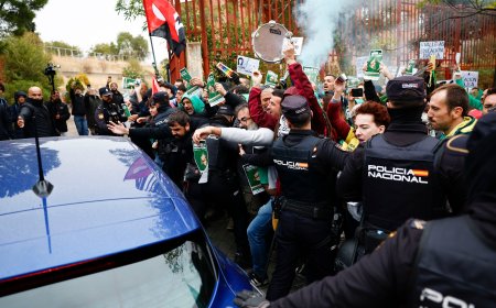 Cancelado el acto de la consejera de Educación de Madrid, Mercedes Zarzalejo, en un centro de FP por la presencia de manifestantes