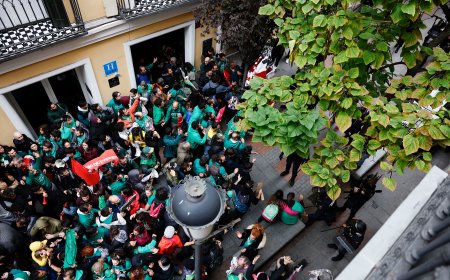 La policía carga contra un grupo de profesores de Madrid que bloqueaba la entrada a un acto de Ayuso