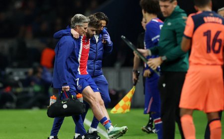 Kvaratskhelia sufre una rotura de ligamento cruzado después de lesionarse en el partido ante el Barcelona