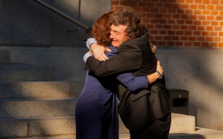 Ayuso y Milei, un encuentro inoportuno zanjado con un abrazo entusiasta