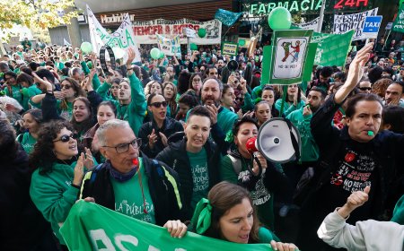 Unos 3.000 profesores llevan su protesta a la Asamblea de Madrid para reclamar una negociación