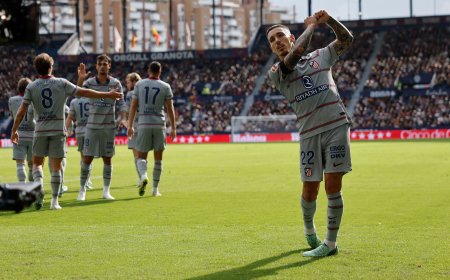 El cañón de Grimaldo, la seda de Baena y la velocidad de Giuliano derrotan al Levante y dan por ahora el liderato a un gran Atlético