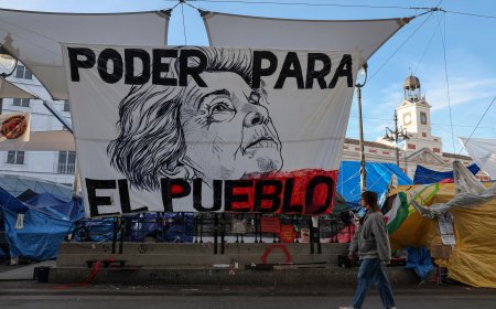 La mayoría de las comisiones de los acampados en Sol se retira de la plaza para impulsar un movimiento social en los barrios