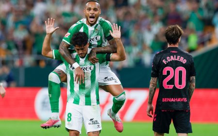 El Betis, sin chispa, vence al Málaga con la ley del mínimo esfuerzo