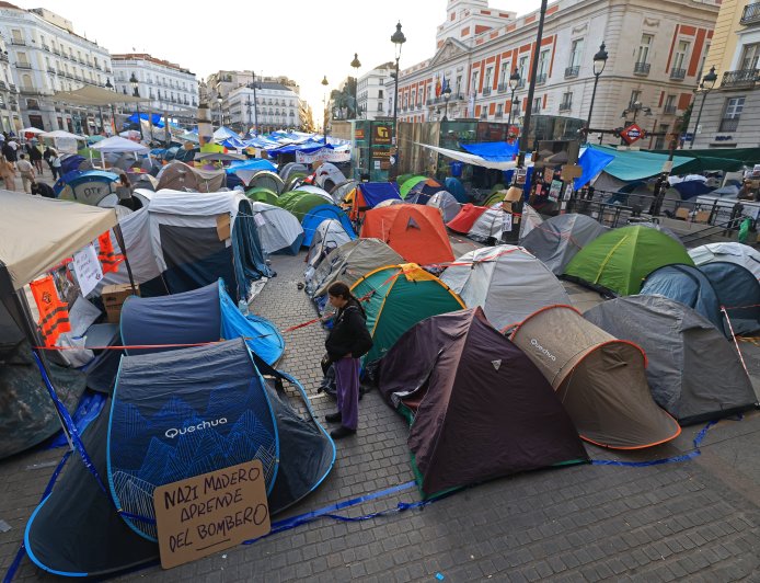 Los acampados de Sol, tras la bofetada del Congreso a sus decretos: “De momento, nos vamos a quedar aquí”