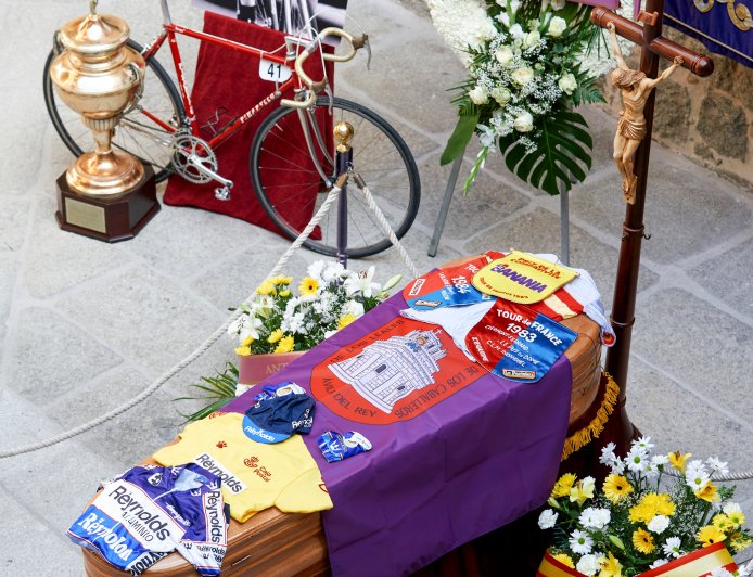 Chava Jiménez y Ángel Arroyo: dos ciclistas barrocos comparten eternidad en la Castilla dura y austera