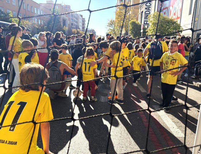 Los Dragones, el equipo de fútbol de Lavapiés, cortan una calle del centro de Madrid como protesta: “Queremos nuestro campo”