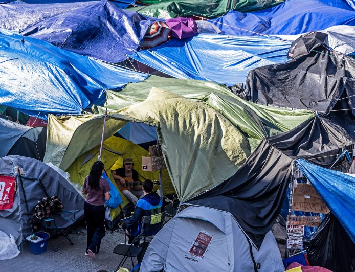 La vida en la acampada de Sol, una ciudad espontánea en el corazón de Madrid donde Ayuso dice que hay “terrorismo”