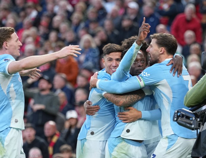 Doku doblega al Liverpool y protege al City del escarnio