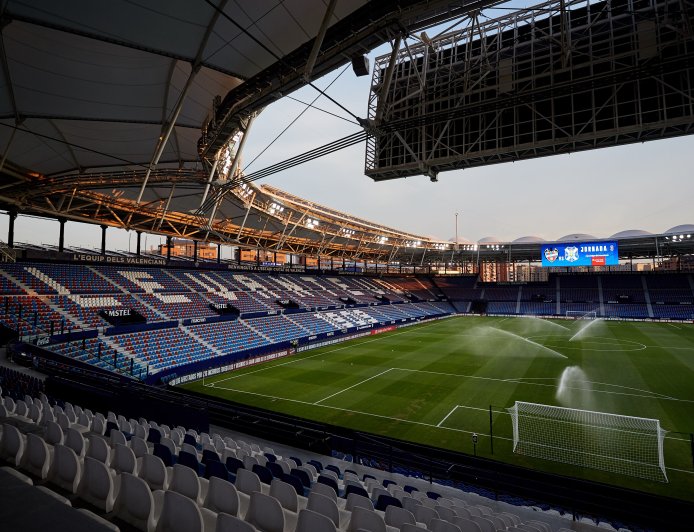 Ultras del Levante y Sevilla se pelean en las inmediaciones del Ciutat de València