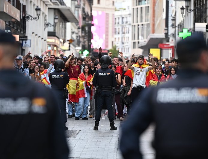 Tres detenidos y un policía herido en los disturbios entre los ultras y los acampados en Sol