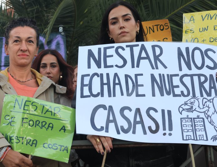 Fátima y sus vecinos respiran con  una prórroga del fondo buitre que les echaba de sus casas de protección oficial