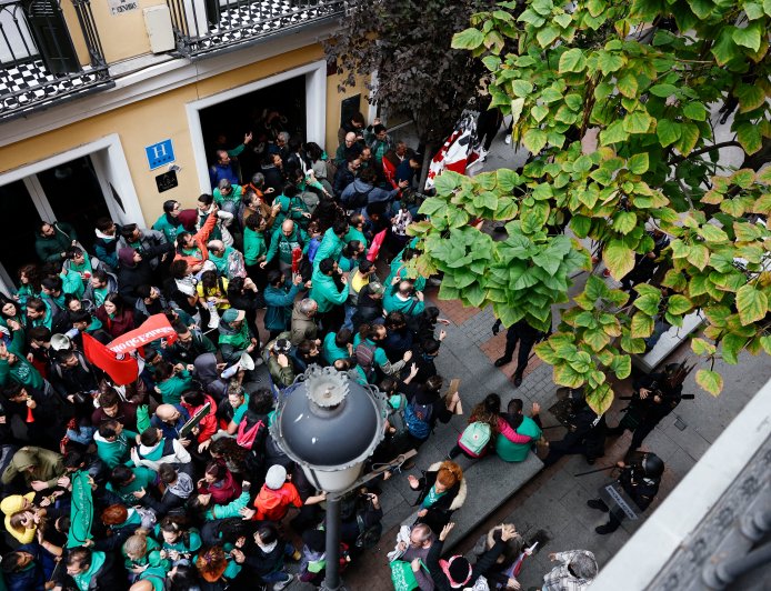 La policía carga contra un grupo de profesores de Madrid que bloqueaba la entrada a un acto de Ayuso