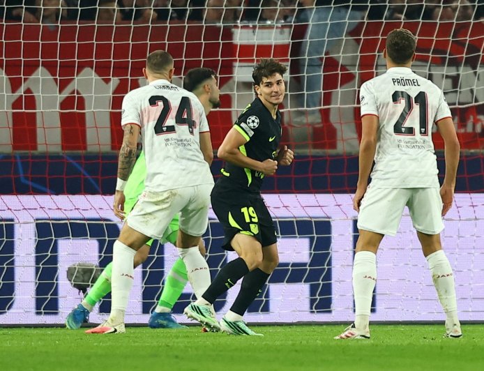 Primer gol de Julián y resistencia: el Atlético defiende el empate con diez ante el Stuttgart
