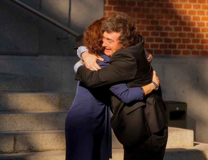 Ayuso y Milei, un encuentro inoportuno zanjado con un abrazo entusiasta