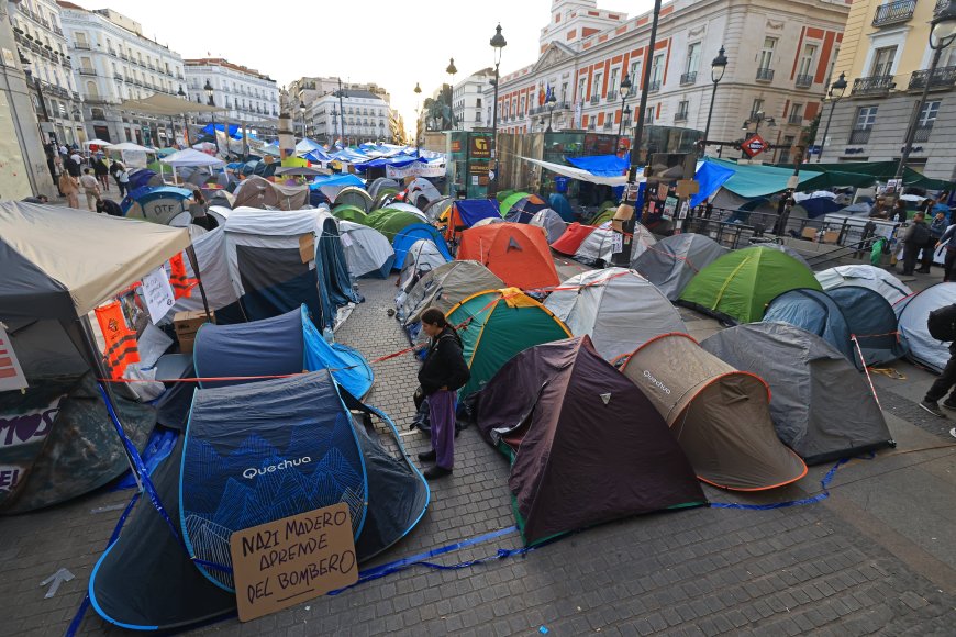 La acampada de Sol grita “vergüenza” y prepara una movilización que evidencie su desconexión del Congreso