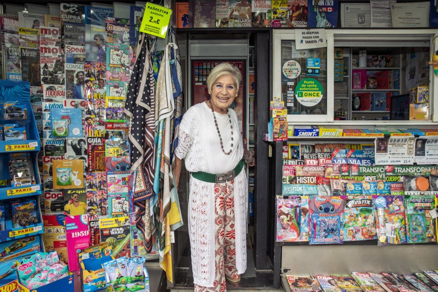Julia, la quiosquera más longeva de Madrid, con 90 años: “Me da la vida”