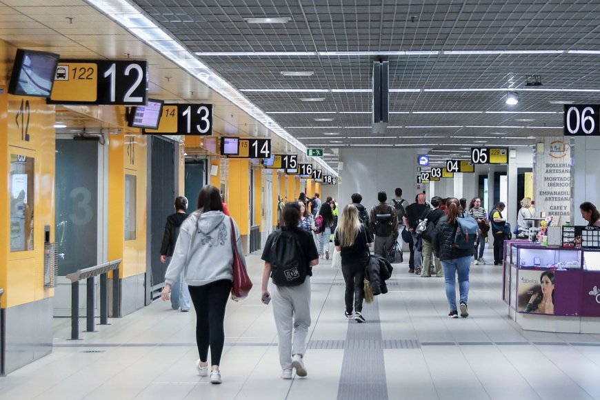 Una hora de caos en el intercambiador de Avenida de América de Madrid por la avería de un autobús
