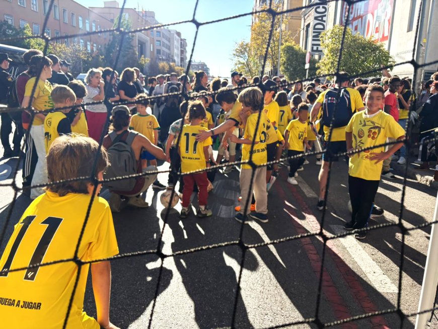 Los Dragones, el equipo de fútbol de Lavapiés, cortan una calle del centro de Madrid como protesta: “Queremos nuestro campo”