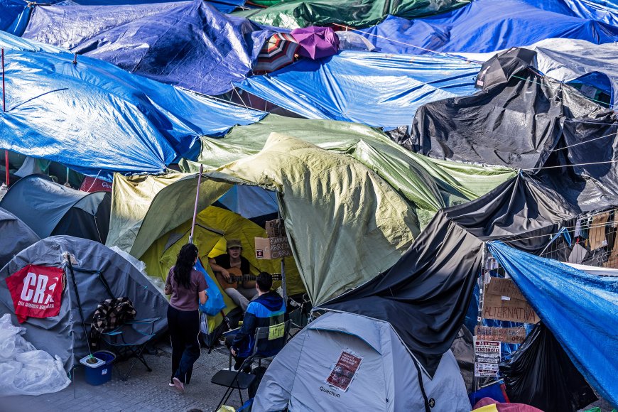 La vida en la acampada de Sol, una ciudad espontánea en el corazón de Madrid donde Ayuso dice que hay “terrorismo”