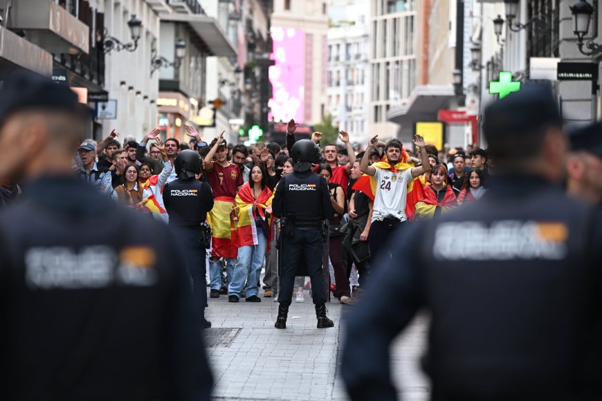 Jornada de tensión en la acampada de Sol por el asalto de grupos ultras: “Rojo muerto, abono para mi huerto”