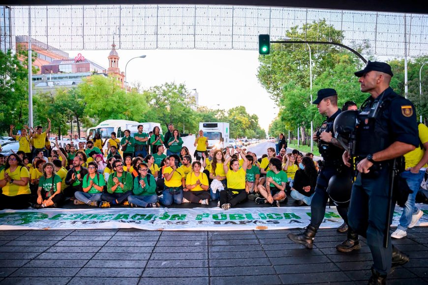 La huelga indefinida del profesorado en Madrid comienza con el corte de la Castellana y piquetes en la puerta de los centros