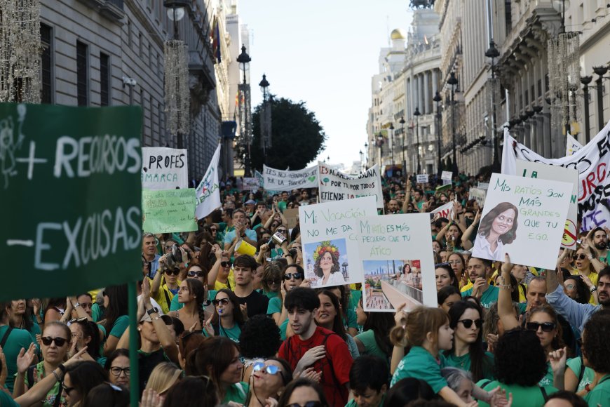 Alto seguimiento, cánticos contra Ayuso y cargas en la primera jornada de huelga del profesorado en Madrid