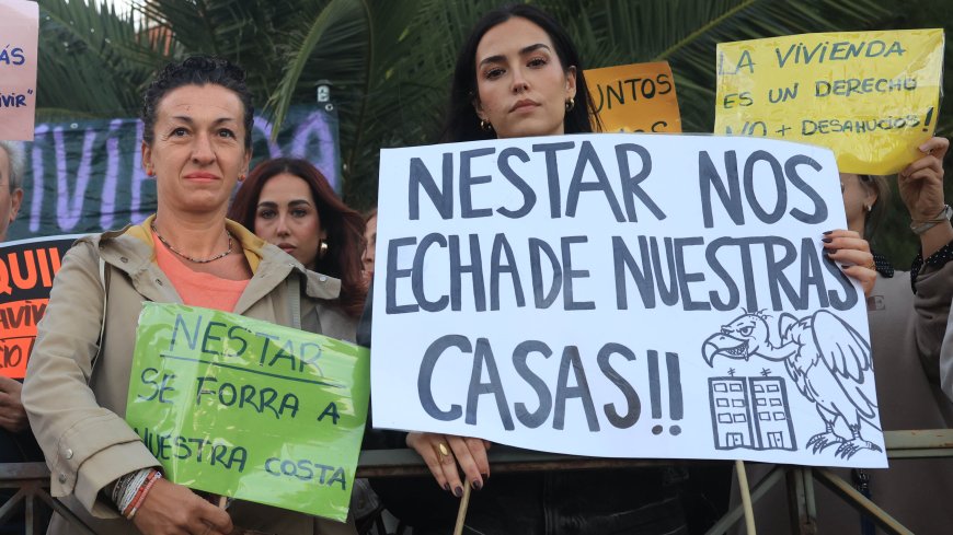 Fátima y sus vecinos respiran con  una prórroga del fondo buitre que les echaba de sus casas de protección oficial