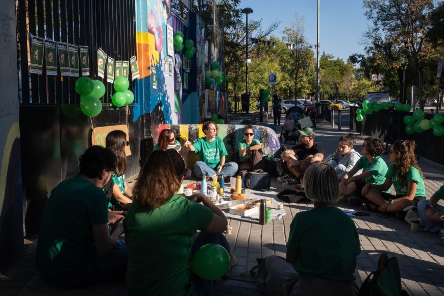 Así se organizan en un colegio donde todos se suman a la huelga: “Esto tiene que durar hasta que nos hagan caso”