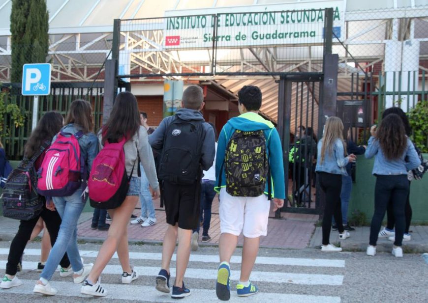 Un instituto de Madrid expulsa a tres estudiantes en represalia por un artículo de EL PAÍS