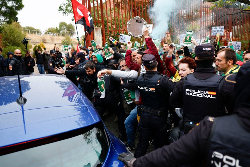 Cancelado el acto de la consejera de Educación de Madrid, Mercedes Zarzalejo, en un centro de FP por la presencia de manifestantes