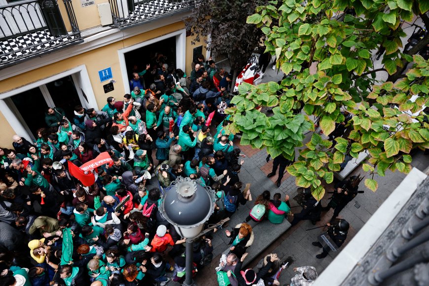 La policía carga contra un grupo de profesores de Madrid que bloqueaba la entrada a un acto de Ayuso