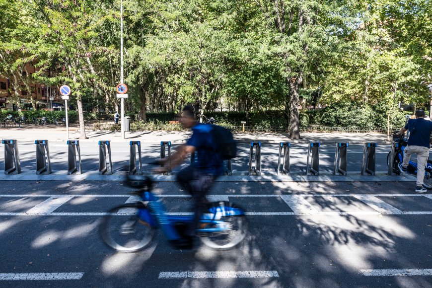 Madrid defiende que Bicimad bate récord de usuarios, bases y bicicletas, pero los usuarios discrepan: “No es un servicio fiable”