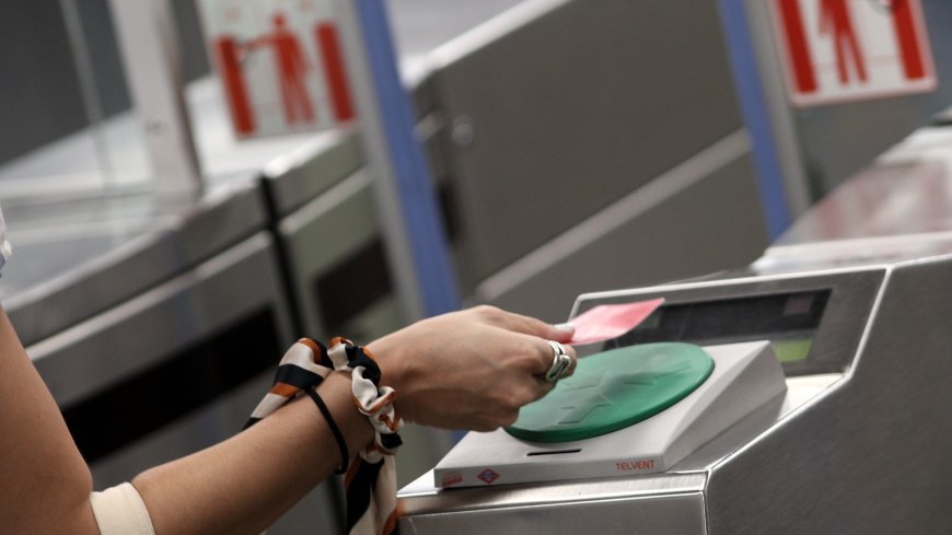 La emisión de tarjetas de transporte se desploma tras endurecer Madrid los requisitos y condicionarlas al empadronamiento