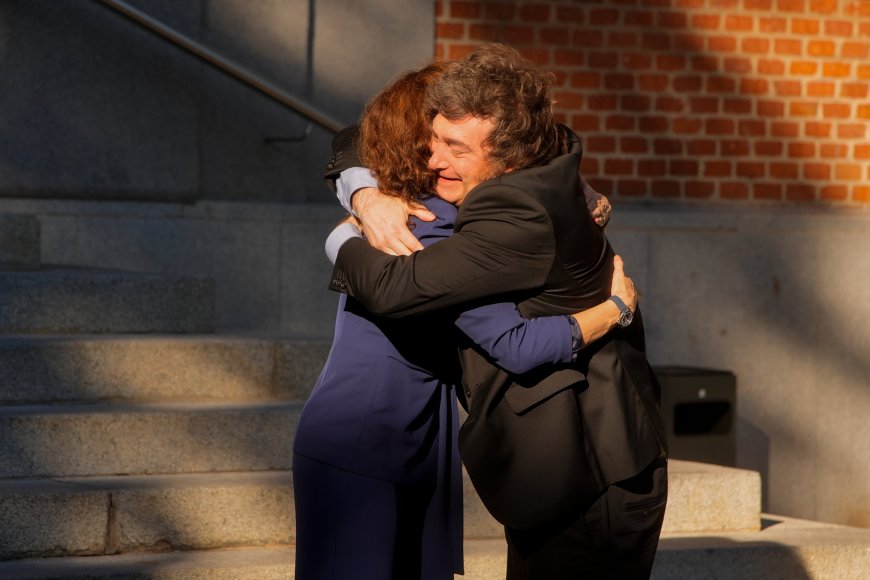 Ayuso y Milei, un encuentro inoportuno zanjado con un abrazo entusiasta