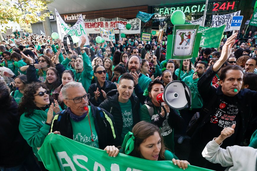 Unos 3.000 profesores llevan su protesta a la Asamblea de Madrid para reclamar una negociación
